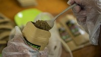 Masyarakat Batak biasanya menggunakan andaliman dalam bentuk segar, namun seiring permintaan dan perkembangan zaman kini andaliman banyak tersedia dalam bentuk bubuk. Bahkan diolah menjadi berbagai makanan siap saji seperti sambal, kacang, bandrek, keripik singkong, sagu hingga pizza dan spaghetti andaliman.  