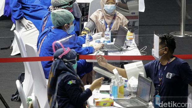 Sejumlah pekerja media mendapatkan vaksin COVID-19. Proses vaksinasi dilakukan di Hall A Senayan, Jakarta.