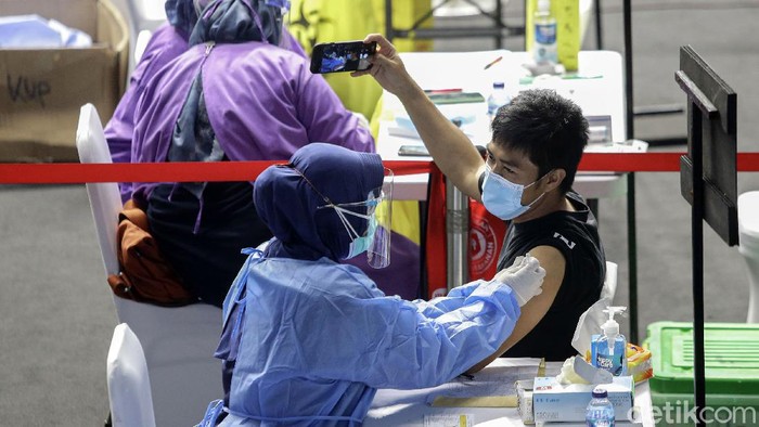 Sejumlah pekerja media mendapatkan vaksin COVID-19. Proses vaksinasi dilakukan di Hall A Senayan, Jakarta.
