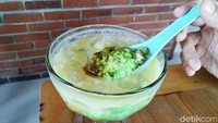Es Dawet Gula Jawa (Rp 16.000). Terdiri dari isian dawet alias cendol, tapai ketan, saus gula jawa, santan dan irisan nangka. Rasanya perpaduan manis legit dan sedikit asam dari tapai ketan. Foto: detikFood/Devi S. Lestari