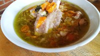 Semangkuk asem-asem iga ini berisi beberapa potong iga sapi berdaging tebal. Kuahnya kuning kecoklatan dengan minyak agak menggenang Foto: detikFood/Devi S. Lestari