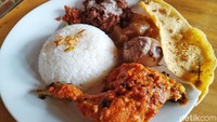 Nasi Gudeg Komplet (Rp 40.000) dengan tampilan menggugah selera, porsinya juga terbilang banyak. Nasi putih dikelilingi lauk gudeg dengan kuah areh, sambal krecek, telur, ayam dan rempeyek kacang tanah.  Foto: detikFood/Devi S. Lestari
