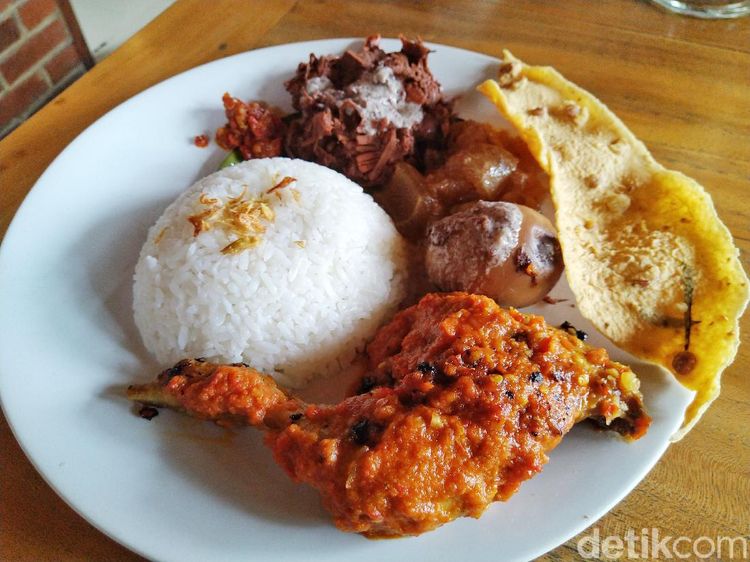 Ada Gudeg Komplet Berbumbu Mlekoh di Resto Rumah Jawa