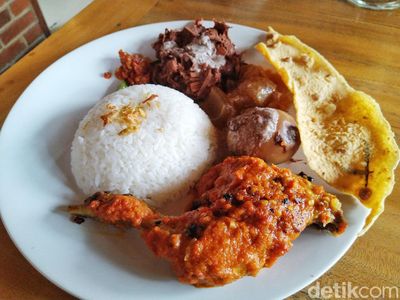 Ada Gudeg Komplet Berbumbu Mlekoh di Resto Rumah Jawa