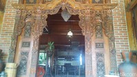 Memasuki area resto, kami disambut dua gapura khas Jawa Tengah yang terbuat dari susunan batu bata merah. Tak hanya itu, bentuk bangunan resto juga berbentuk rumah joglo khas Jawa. Foto: detikFood/Devi S. Lestari
