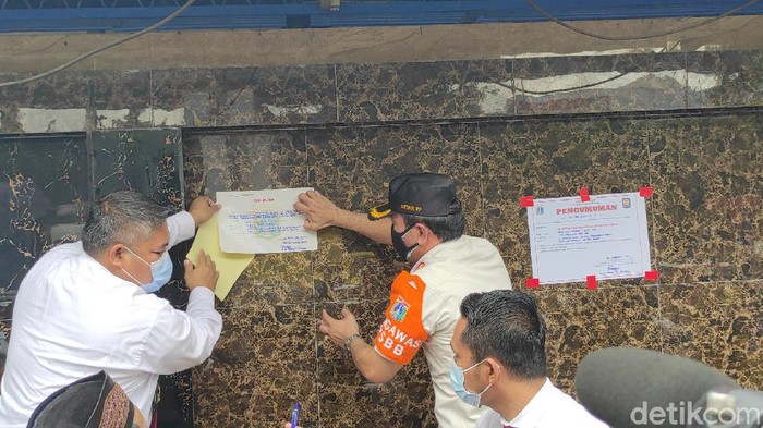 Satpol PP Jakbar tutup permanen RM Cafe (Azhar/detikcom)