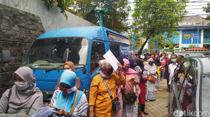 Sejumlah emak-emak datangi kantor Disdukcapil Cirebon untuk ganti foto e-KTP