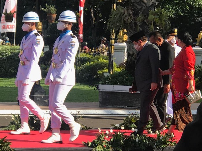 Sekretaris Kabinet Indonesia Pramono Anung menghadiri pelantikan 17 Kepala Daerah terpilih hasil Pilkada 2020 di Gedung Negara Grahadi, Surabaya, Jumat (26/2). Pramono hadir menyaksikan pelantikan anaknya Hanindhito Himawan Pramana, sebagai Bupati Kediri, di sesi ketiga.
