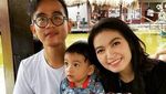 Gaya Sederhana Selvi Ananda saat Menikmati Makanan di Kaki Lima