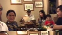 Seperti yang terlihat pada vlog Presiden Jokowi ini, Selvi Ananda bersama dengan Gibran, Kaesang dan Jan Ethes menikmati sate buntel di warung legendaris. Foto: Instagram