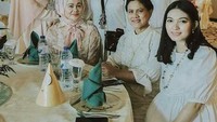 Nah, kalau yang satu ini adalah momen Selvi Ananda bersama ibu mertua, Iriana saat menghadiri sebuah acara. Mereka kompak berbaju putih dan berpose di meja makan. Foto: Instagram