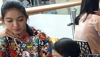 Bukti kesederhanaan Selvi Ananda juga tampak pada foto ini. Mengenakan kaos dan tak gengsi makan di restoran berdekatan dengan pengunjung lain. Foto: Instagram