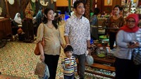 Begitu pun dengan momen ini. Selvi Ananda dengan ditemani Gibran Rakabuming Raka dan Jan Ethes asyik kulineran di festival kuliner. Foto: Instagram