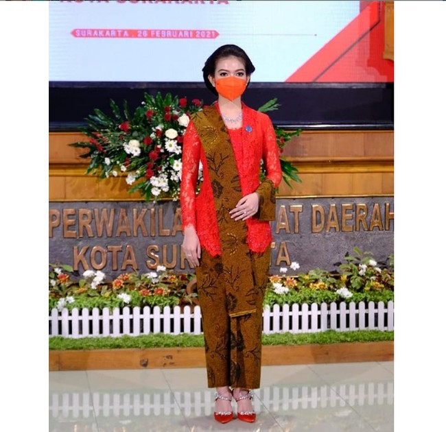 Kebaya jenis kutubaru tersebut lantas dipadu dengan jarik sogan Solo yang khas. Kain yang sama juga hadir dalam bentuk selendang sehingga kian memperkuat identitas dan kecintaan Selvi terhadap warisan kebudayaan daerahnya. (Foto: Instagram)