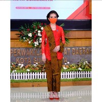 4. Selvi AnandaKakak ipar Kahiyang, Selvi Ananda juga baru saja menyandang status sebagai istri pejabat setelah Gibran Rakabuming Raka resmi menjadi Wali Kota Solo. Sama-sama pakai baju merah seperti adiknya namun Selvi menggunakan kebaya an kain batik sesuai dengan busana daerah suaminya menjabat. Foto: Instagram