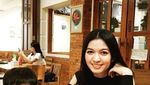 Gaya Sederhana Selvi Ananda saat Menikmati Makanan di Kaki Lima