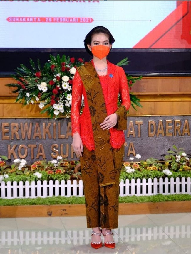 4. Selvi AnandaKakak ipar Kahiyang, Selvi Ananda juga baru saja menyandang status sebagai istri pejabat setelah Gibran Rakabuming Raka resmi menjadi Wali Kota Solo. Sama-sama pakai baju merah seperti adiknya namun Selvi menggunakan kebaya an kain batik sesuai dengan busana daerah suaminya menjabat. Foto: Instagram