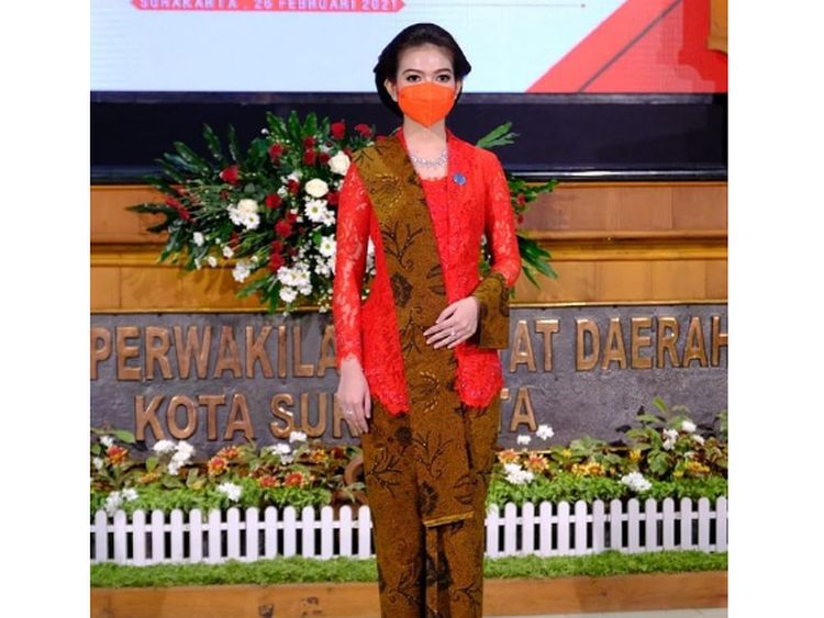 Gaya Sederhana Selvi Ananda saat Menikmati Makanan di Kaki Lima