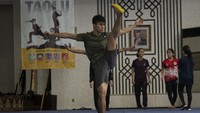 Atlet wushu nomor taolu Edgar Xavier (kiri) berlatih dalam Pelatnas di Jakarta.  