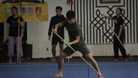 Para atlet wushu Indonesia berlatih untuk mempersiapkan diri bertanding di ajang kejuaraan wushu.