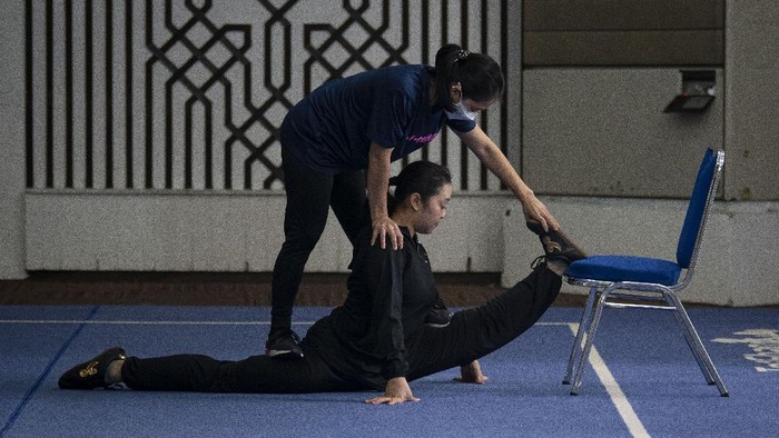 Pandemi COVID-19 tak surutkan semangat atlet wushu Indonesia. Mereka terus berlatih untuk mempersiapkan diri berlaga di ajang kejuaraan wushu.