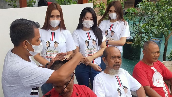 Seniman Banyuwangi Penuhi Nazar Cukur Gundul