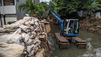 Satu alat berat dikerahkan dalam proses penanggulan.