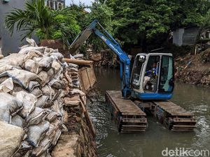 Solusi Sementara Banjir Mampang, Tanggul Karung Pasir