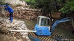 Solusi Sementara Banjir Mampang, Tanggul Karung Pasir