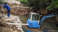 Di titik ini, air sungai meluap dan membuat banjir Jalan Kapten Tendean hingga memutus arus lalu-lintas.