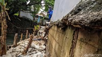 Beberapa pondasi rumah yang berada di bibir sungai terancam pengikisan Tanah. 