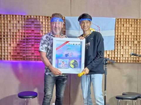 Steve Lillywhite dan Devano Danendra