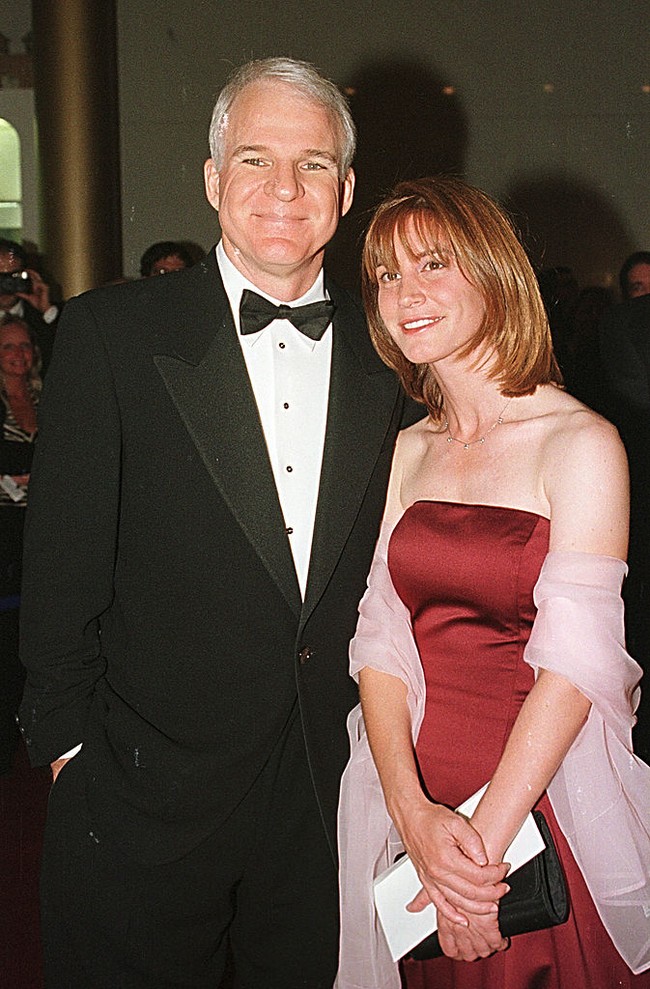 Komedian Steve Martin ternyata pernah berkuliah jurusan filsafat. Ia merupakan lulusan California State University Long Beach dan sempat ingin jadi guru untuk mengajar filsafat ketimbang menjadi aktor. Foto: Getty Images/Michael Smith