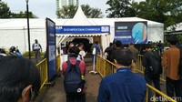 Sebelum masuk, semua peserta dilakukan pemeriksaan suhu tubuh. Wartawan lalu diarahkan untuk duduk di ruang tunggu untuk mendapatkan antrean. (Dhani Irawan/detikcom)