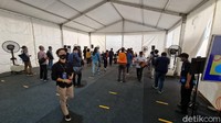 Sebelum menjalani vaksinasi, data calon penerima vaksin divalidasi dan dicocokkan sesuai identitas. Berikutnya, calon penerima vaksin akan mendapatkan nomor urut vaksinasi. (Elvan Dany Sutrisno/detikcom)