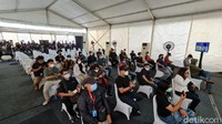 Antrean dibuat dengan memperhatikan jarak. Calon penerima vaksin pun diwajibkan memakai masker (Elvan Dany Sutrisno/detikcom)