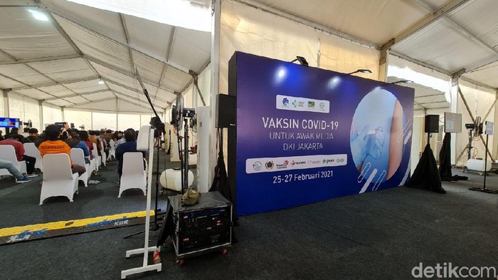 Suasana awak media menjalani vaksinasi COVID-19 gelombang II di kawasan Senayan Jakarta (Elvan Dany Sutrisno/detikcom) Suasana awak media menjalani vaksinasi COVID-19 gelombang II di kawasan Senayan Jakarta (Elvan Dany Sutrisno/detikcom)