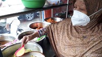 Total 11 jenis lauk ditawarkan di sini. Lauknya bisa dipasangkan dengan nasi uduk, nasi kuning, atau lontong sayur. Foto: detikfood