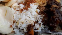Paduan nasi uduk yang gurih harum terasa nikmat dengan semur daging yang gurih, manis, dan berempah.  Foto: detikfood