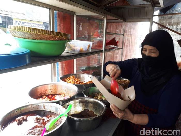 Sultan! Nasi Uduk Ini Pakai Lauk Semur Sengkel Rp 40 Ribu