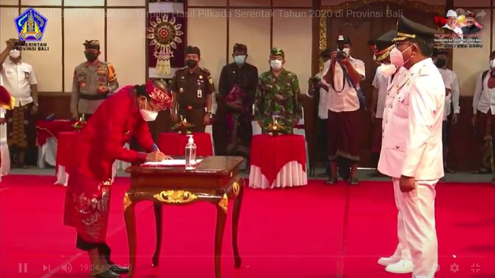 Tangkapan layar Gubernur Bali Wayan Koster melantik enam kepada daerah di Bali (Foto: Istimewa)