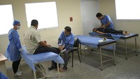 Sejumlah tenaga kesehatan tengah melakukan terapi kesehatan kepada dua orang pasien COVID-19 yang telah sembuh di pusat kesehatan yang berada di kawasan Caracas, Venezuela, Kamis (25/2) waktu setempat,