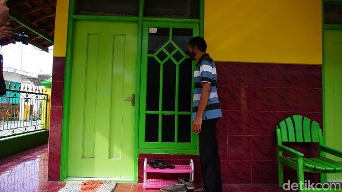 Densus 88 Antiteror meringkus terduga teroris di Kabupaten Mojokerto. Terduga teroris yang ditangkap sehari-hari berjualan parfum secara online.