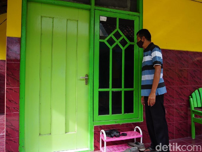 Densus 88 Antiteror meringkus terduga teroris di Kabupaten Mojokerto. Terduga teroris yang ditangkap sehari-hari berjualan parfum secara online.
