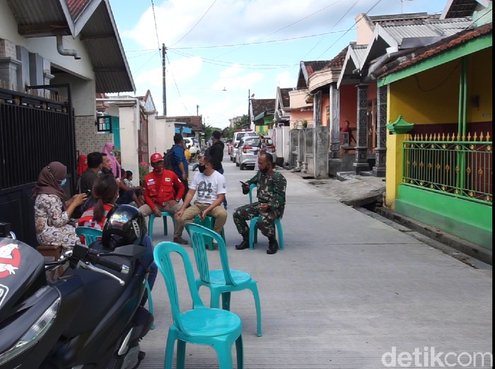Terduga teroris, ME (40), diringkus Densus 88 Antiteror saat berjalan ke masjid untuk salat Jumat. Pria yang sehari-hari berjualan parfum ini ditangkap tanpa perlawanan.
