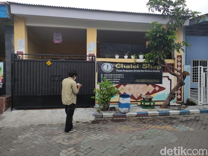 Densus 88 Antiteror meringkus terduga teroris di Sidoarjo siang tadi. Penggeledahan rumah terduga teroris membuat tetangga kaegt.