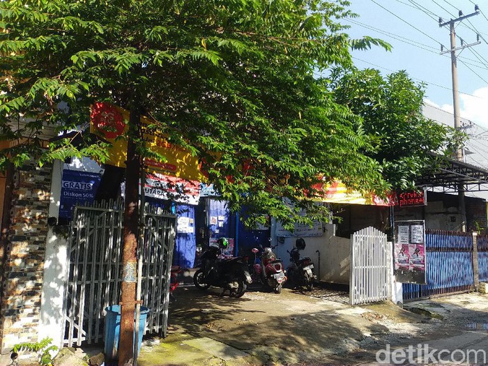Densus 88 Antiteror mengamankan terduga teroris di Kelurahan Medokan Ayu, Kecamatan Rungkut. Terduga teroris ditangkap saat hendak salat Jumat.