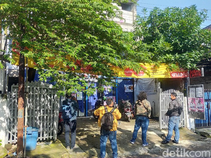 Densus 88 Antiteror mengamankan terduga teroris di Kelurahan Medokan Ayu, Kecamatan Rungkut. Terduga teroris ditangkap saat hendak salat Jumat.
