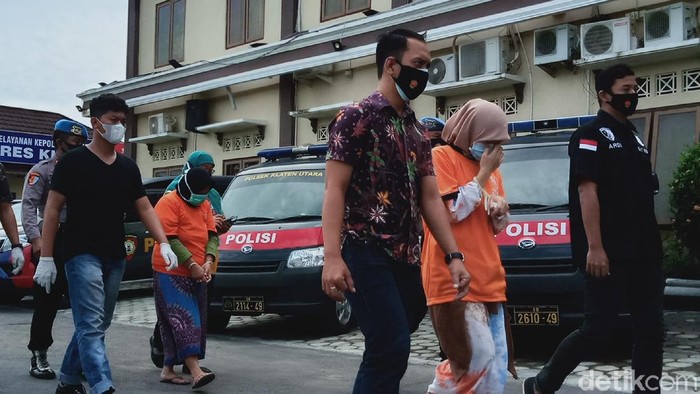 Tersangka ibu dan anak pelaku penculikan bocah di Klaten yang viral saat digelandang di Mapolres Klaten, Jumat (26/2/2021)