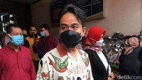 Setelah dilantik sebagai Wali Kota Solo, Gibran Rakabuming Raka langsung meninjau lokasi vaksinasi Corona atau COVID-19 di Pasar Gede dan Pasar Klewer. Vaksinasi untuk pedagang akan dimulai besok.